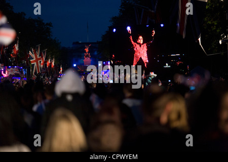 Sir Elton John führt die Königin Diamond Jubilee Konzert Wochen vor die Olympischen Spielen nach London zu kommen. Die UK-Zahnräder genießt ein Wochenende und im Sommer der patriotischen Eifer wie ihre Monarch feiert 60 Jahre auf dem Thron. In ganz Großbritannien schmücken Fahnen und Union Jack Girlanden Städte und Dörfer. Stockfoto