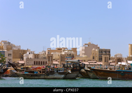 Boote am Khor Dubai (Dubai Creek), Dubai, Vereinigte Arabische Emirate Stockfoto