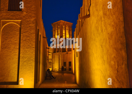 Nachtansicht von traditionellen Häusern, Wind im Bastakia Viertel, Altstadt, Dubai, Vereinigte Arabische Emirate Stockfoto