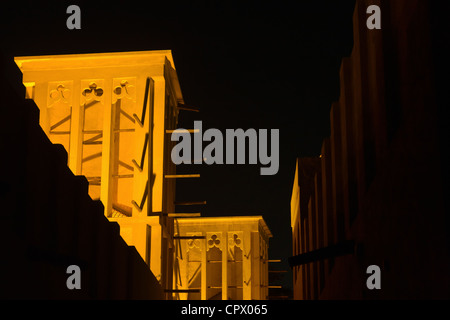 Nachtansicht von traditionellen Häusern, Wind im Bastakia Viertel, Altstadt, Dubai, Vereinigte Arabische Emirate Stockfoto
