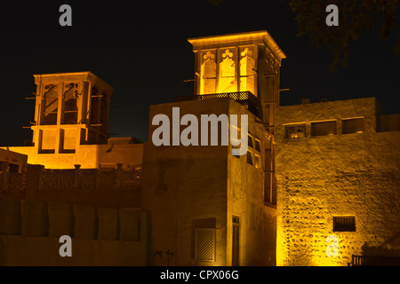 Nachtansicht von traditionellen Häusern, Wind im Bastakia Viertel, Altstadt, Dubai, Vereinigte Arabische Emirate Stockfoto