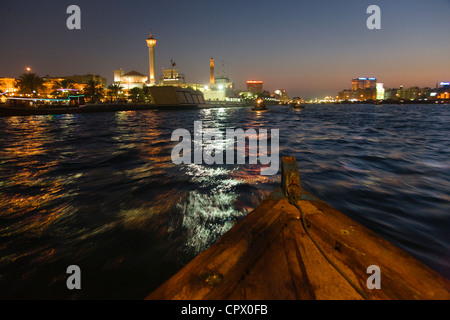 Nachtansicht des Skyline entlang Khor Dubai (Dubai Creek), Dubai, Vereinigte Arabische Emirate Stockfoto