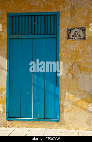 Traditionelle blaue und gelbe Gebäude in der Calle De La Obre-Pia Alt-Havanna Kuba Stockfoto