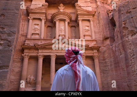 Arabische Mann beobachtet Facade of Treasury (Al Khazneh), Petra, Jordanien (UNESCO-Weltkulturerbe) Stockfoto