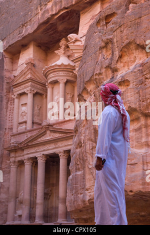 Arabische Mann beobachtet Facade of Treasury (Al Khazneh), Petra, Jordanien (UNESCO-Weltkulturerbe) Stockfoto