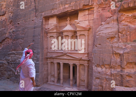 Arabische Mann beobachtet Facade of Treasury (Al Khazneh), Petra, Jordanien (UNESCO-Weltkulturerbe) Stockfoto