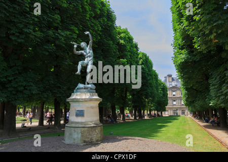 Tanzende Faun, Jardin du Luxembourg, Paris. Skulptur von Eugène-Louis Lequesneist, 1815-1887. Stockfoto