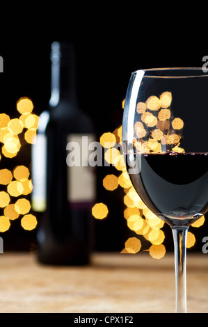 Glas und eine Flasche Rotwein Stockfoto