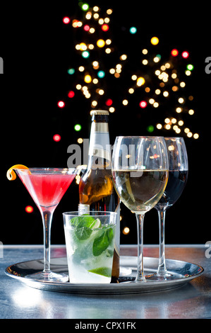 Auswahl an alkoholischen Getränken auf einem Tablett Stockfoto