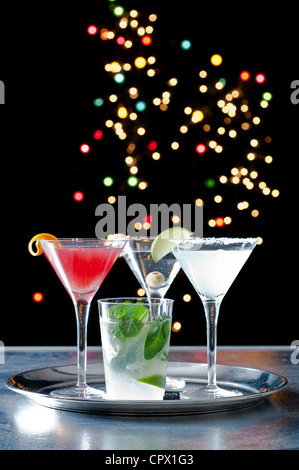 Cocktails auf einem Tablett Stockfoto