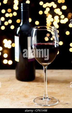 Flasche und Glas Rotwein Stockfoto