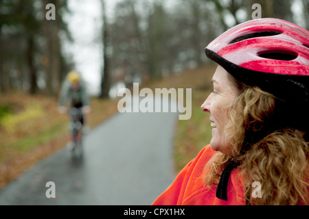 Reife Frau auf Fahrradtour über die Schulter schauen Stockfoto