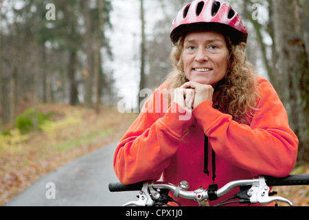 Porträt von Reife Frau auf Fahrradtour Stockfoto