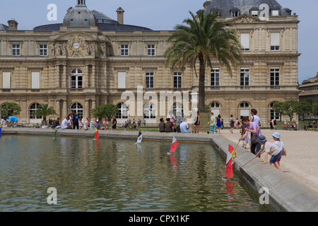 Jardin du Luxembourg, Paris. Modell-Segelboote auf dem Grand Bassin mit dem Palais du Luxembourg, nun den Senat, im Hintergrund Stockfoto