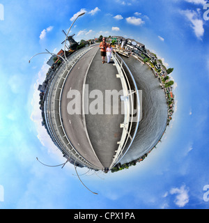 Ein paar in Zaanse Schans, Niederlande, kleine Planeten Effekt Stockfoto