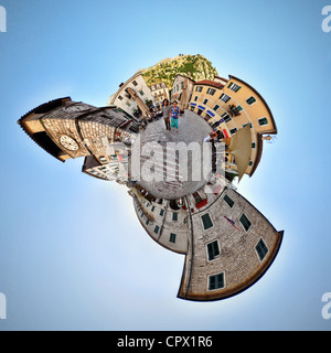 Familie im Urlaub in Kotor, Montenegro, kleine Planeten Effekt Stockfoto