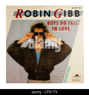 Eine einzige Schallplatte von Robin Gibb von den Bee Gees auf dem Label Polydor auf weißem Hintergrund Stockfoto