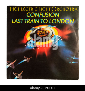 Eine einzige Schallplatte vom Electric Light Orchestra (E L O) auf weißem Hintergrund Stockfoto