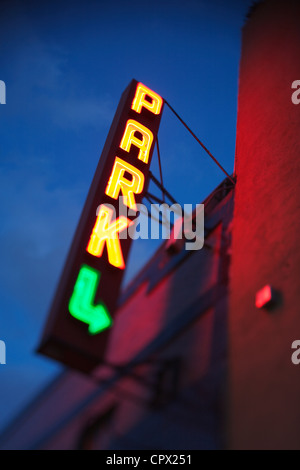 Leuchtende Neon Schild am Gebäude parken Stockfoto