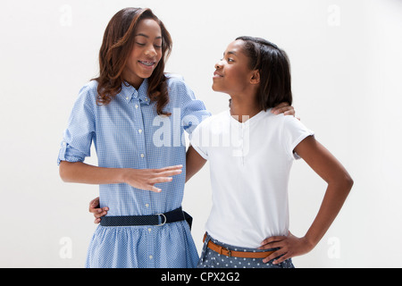 African American Schwestern zusammenstehen, Studioaufnahme Stockfoto