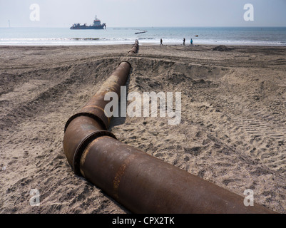 Sand Nachschub an einem niederländischen Nordsee Strand gegen Küstenerosion Stockfoto