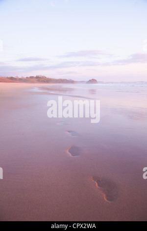 Fußspuren im Sand bei Sonnenuntergang, Playa Grande, Santa Cruz, Costa Rica Stockfoto