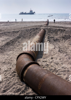 Sand Nachschub an einem niederländischen Nordsee Strand gegen Küstenerosion Stockfoto