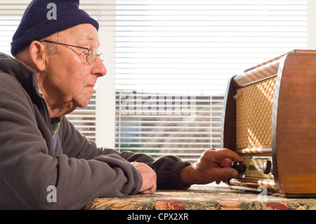 Senior woman tuning Radio, Nahaufnahme Stockfoto