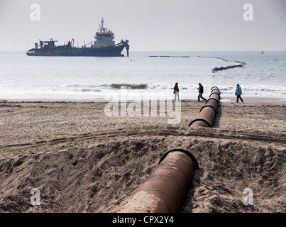 Sand Nachschub an einem niederländischen Nordsee Strand gegen Küstenerosion Stockfoto