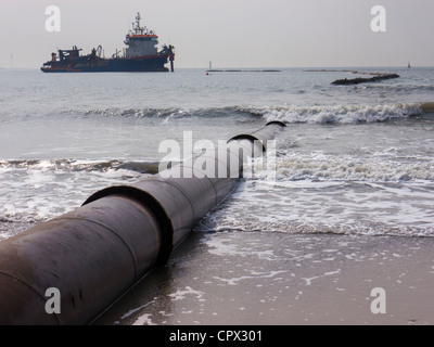 Sand Nachschub an einem niederländischen Nordsee Strand gegen Küstenerosion Stockfoto