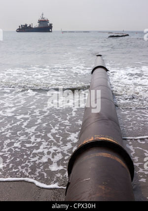 Sand Nachschub an einem niederländischen Nordsee Strand gegen Küstenerosion Stockfoto