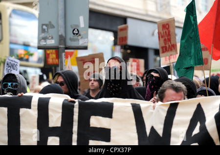 Anti-Kriegs-Demonstranten versammeln sich heute vor der Barclays Bank in North Street Brighton, bevor sie zum Hove Town Hall - 2012 marschieren Stockfoto