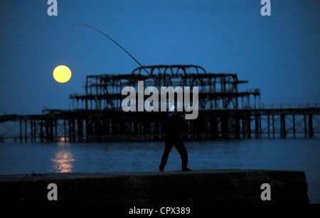 Brighton UK steigt 4. Juni 2012 - Vollmond über dem West Pier in Brighton heute Abend nach Sonnenuntergang Stockfoto