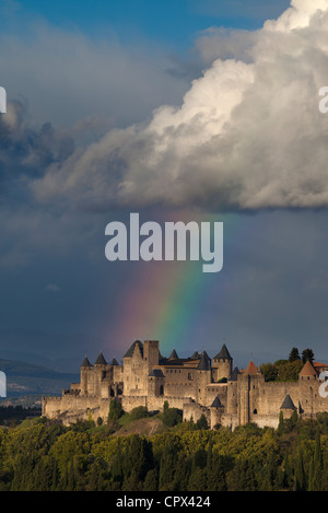 ein Regenbogen über den befestigten Cité von Carcassonne, Languedoc, Frankreich Stockfoto