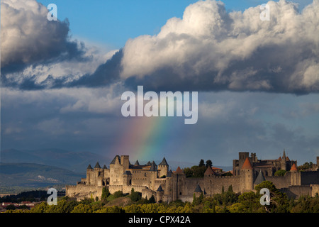 ein Regenbogen über den befestigten Cité von Carcassonne, Languedoc, Frankreich Stockfoto