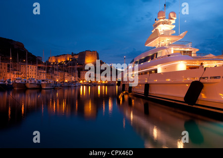 privaten Yacht im Hafen von Bonifacio, Korsika, Frankreich Stockfoto