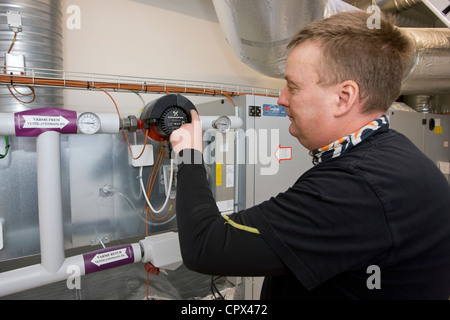Heizungs- und Sanitär-Techniker eine Zirkulationspumpe anpassen Stockfoto