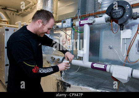 Heizungs- und Sanitär-Techniker installiert ein Motorventil Stockfoto