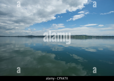 Der See von Biel/Bienne in Stwitzerland. Wolken und ein Alter Baum hängen über einem ruhigen See Stockfoto