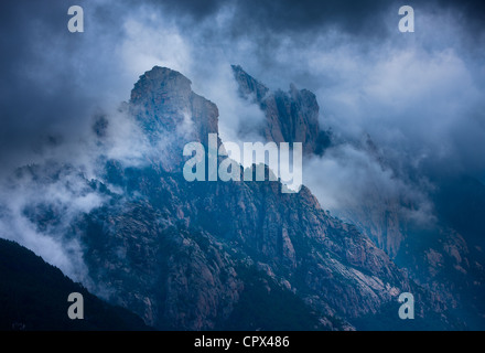 Regenwolken hängen über den Col de Bavella, Berge Bavella, Korsika, Frankreich Stockfoto