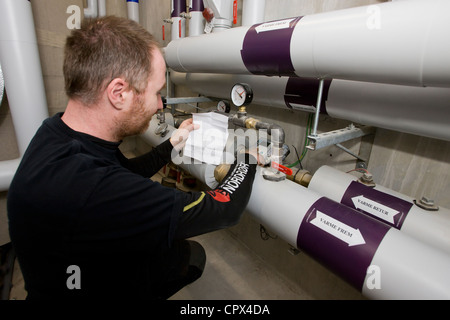 Heizungs- und Sanitär-Techniker ein Motorventil anpassen Stockfoto