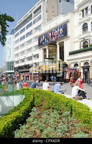 Leicester Square renoviert Straße Annehmlichkeiten mit Empire Cinema Casino über Stockfoto