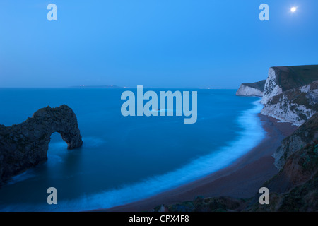 Mondschein an der Jurassic Coast, mit Durdle Door (links) und Portland darüber hinaus, Dorset, England, UK Stockfoto