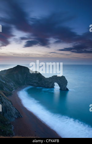 Durdle Door bei Dämmerung, Jurassic Coast, Dorset, England, UK Stockfoto