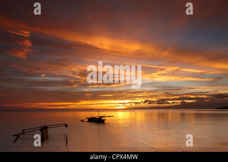 zwei Boote abseits am Strand von San Juan in der Abenddämmerung, Siquijor, die Visayas, Philippinen Stockfoto