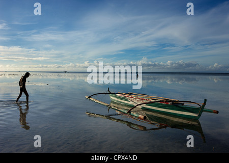 ein Mann, das Sammeln von Muscheln bei Ebbe, Siquijor, die Visayas, Philippinen Stockfoto