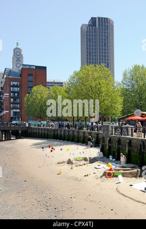 Kleiner Bereich der Ebbe Sandstrand neben Themse eingesetzt von Männern, die Schaffung von Sand Skulpturen in der Hoffnung auf Spenden von Besuchern Stockfoto