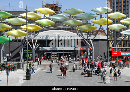 Bunte Straße Dekorationen angrenzend an Stratford Shopping Centre im Rahmen der 2012 Olympics Vorbereitungen Stockfoto