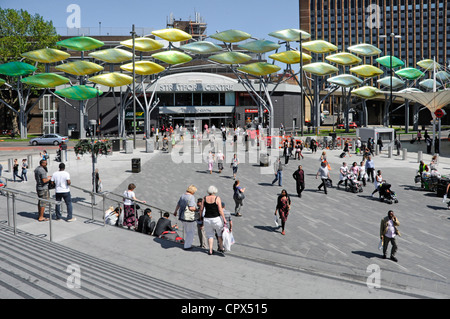 Bunte Straße Dekorationen angrenzend an Stratford Shopping Centre im Rahmen der 2012 Olympics Vorbereitungen Stockfoto