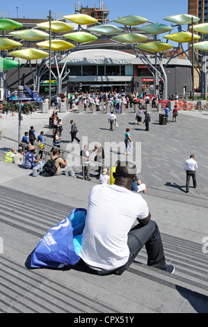 Entspannen Sie sich auf Stufen führen vom Westfield Shops mit bunte Straße Dekorationen & Stratford Einkaufszentrum über Shopper Stockfoto